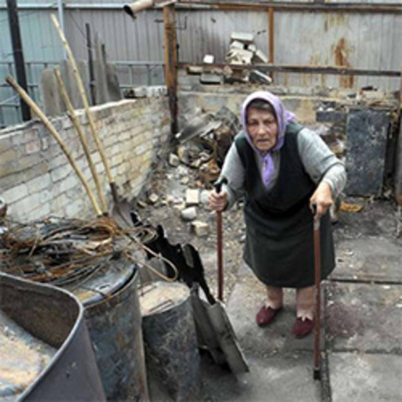 Maria, 80 Jahre alt, in ihrem zerstörten Haus in Sloviansk, Foto: UNHCR, I.Zimova